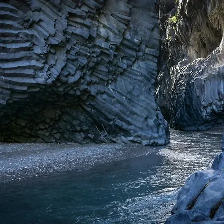 Le Terre Dell'etna - Casa Del Maestrale Holiday home *